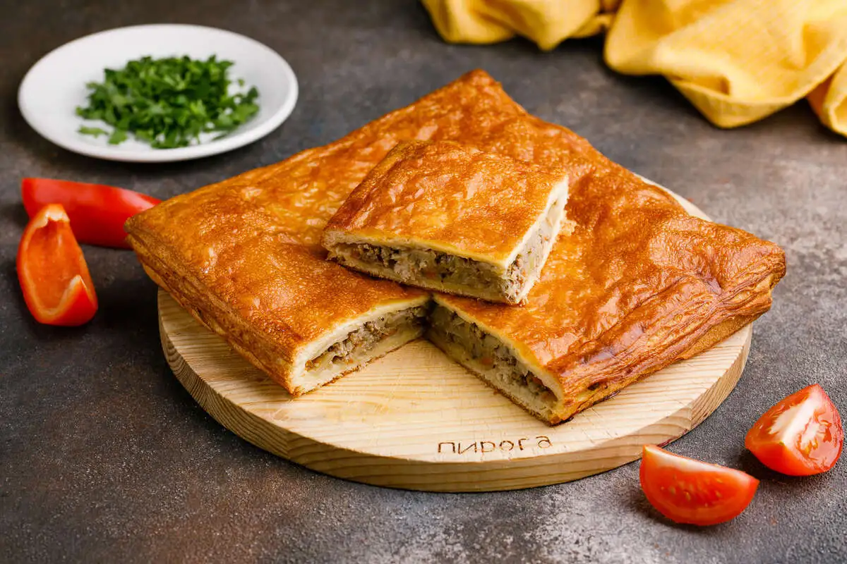Слоеный пирог с капустой и мясом
