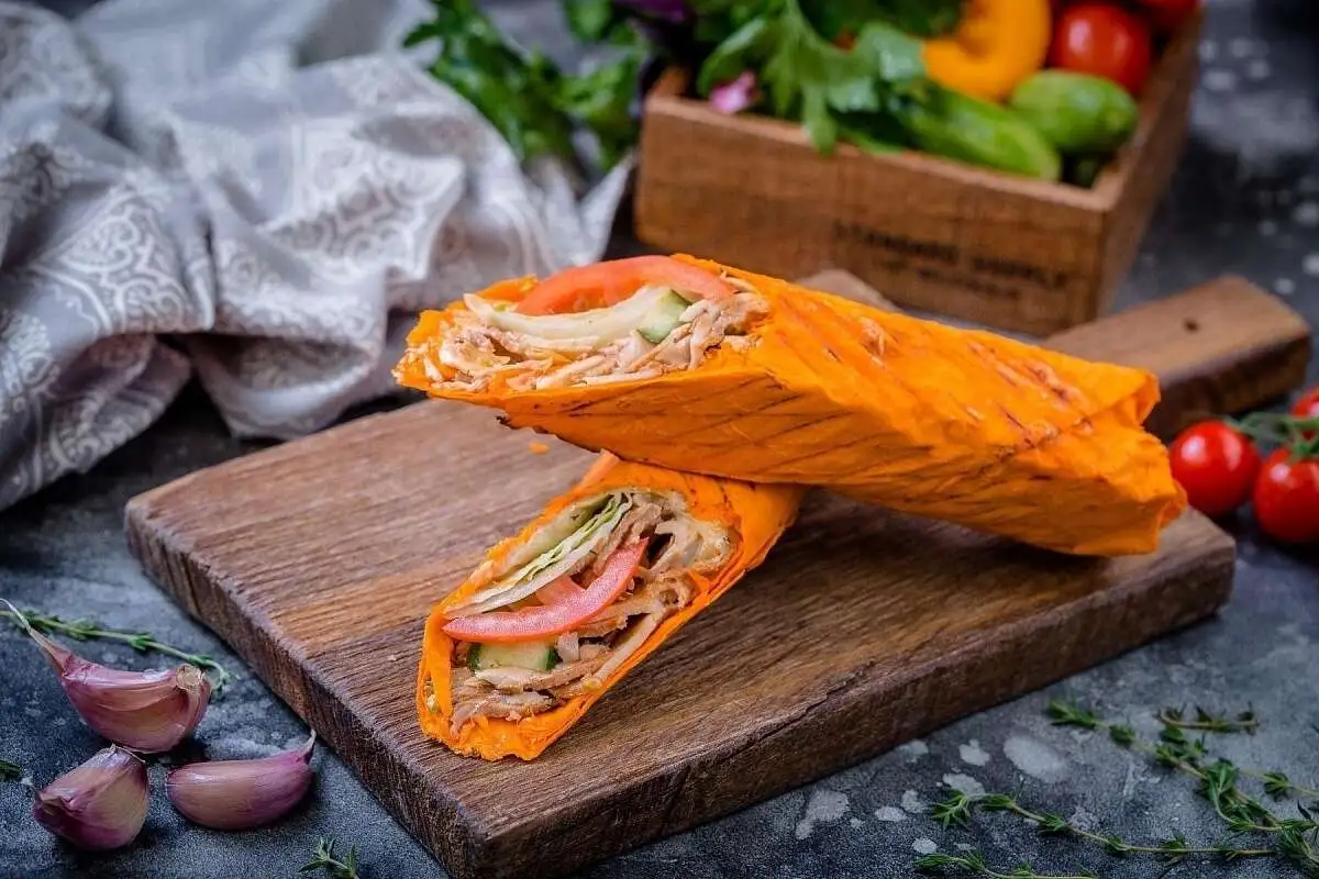 Шаурма из курицы в сырном лаваше 