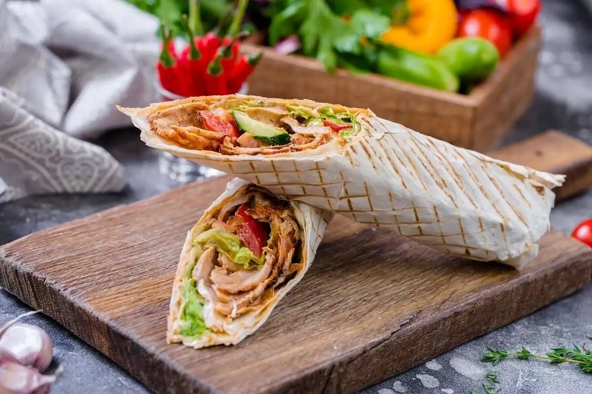Шаурма из курицы в лаваше