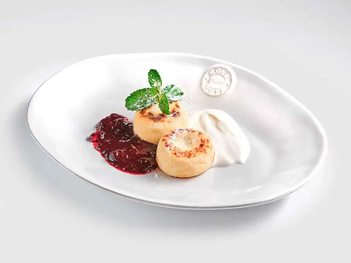 Детские сырники с ягодным соусом и сметаной