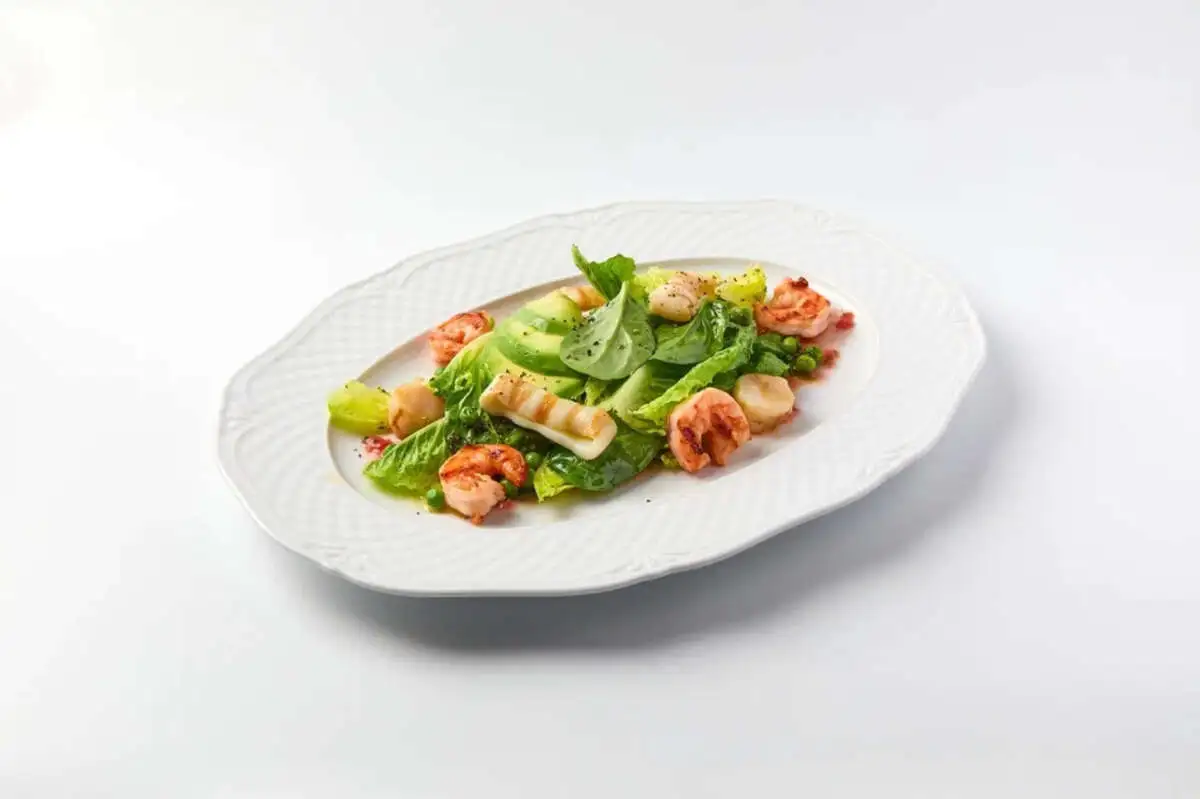 Зеленый салат с морепродуктами