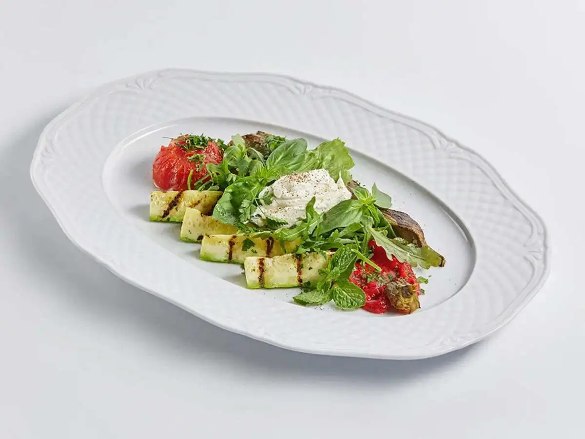 Салат с запеченными овощами и сливочным сыром