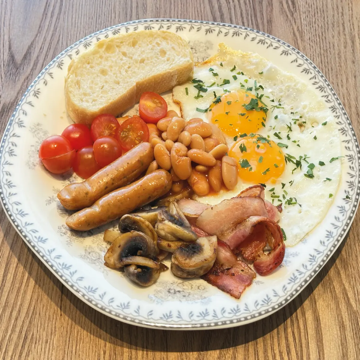 Яйцо с беконом, грибами и фасолью
