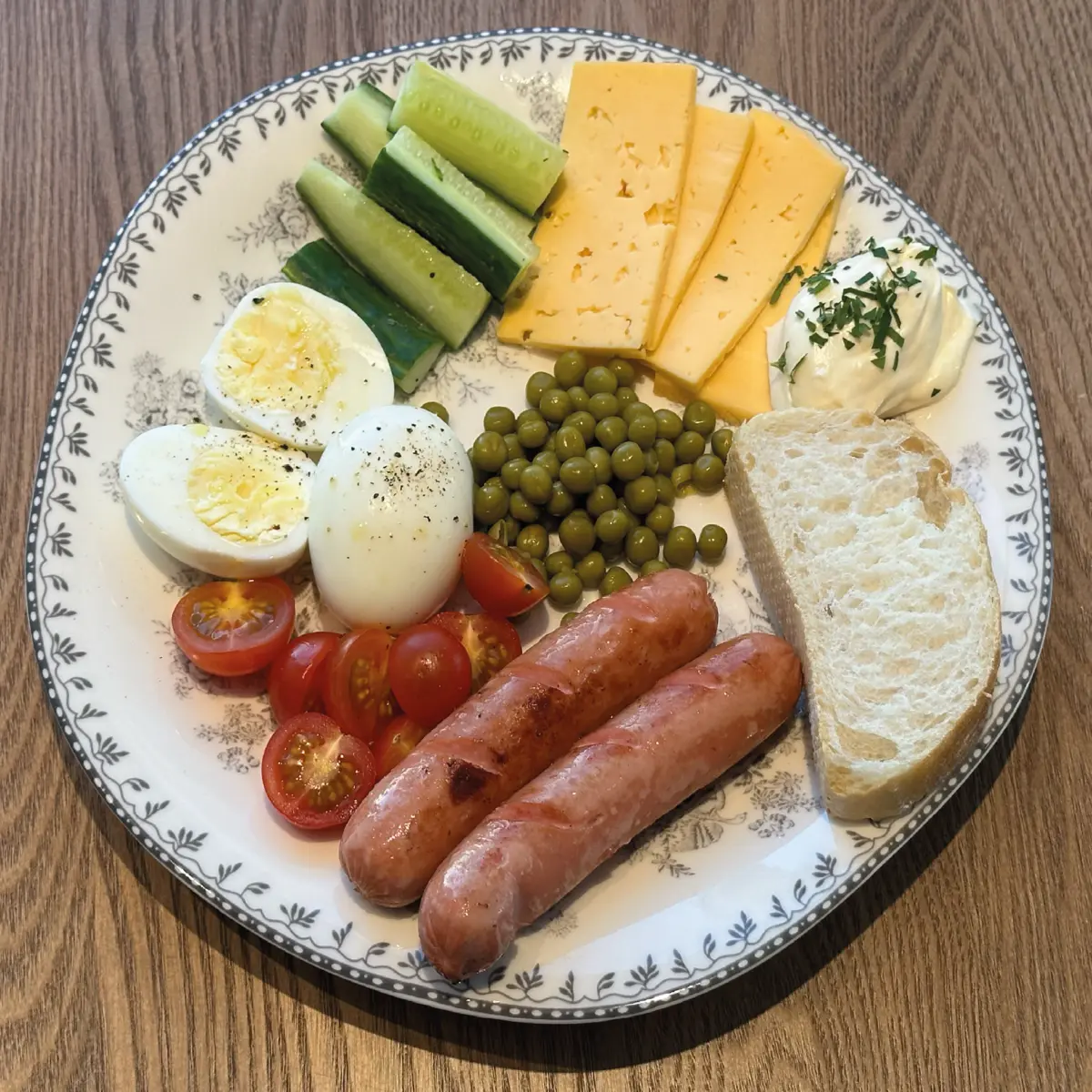 Яйцо с сосисками и горошком