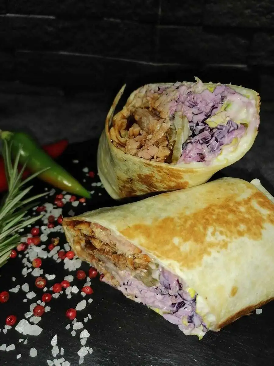 Завертон с рваной свининой BBQ