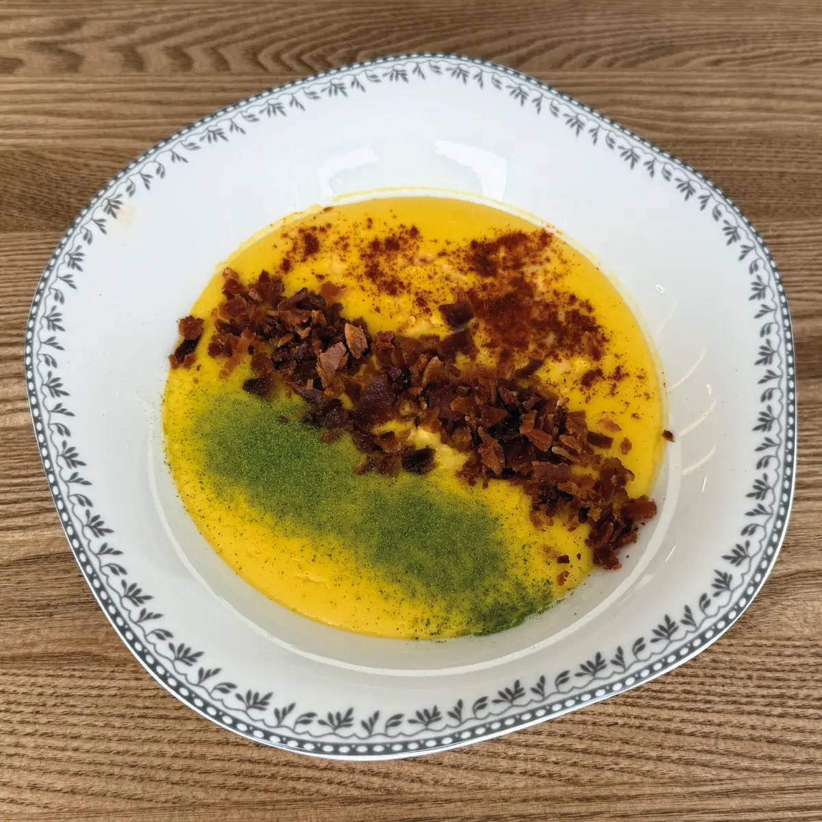 Кукурузный крем-суп с крамблом из бекона
