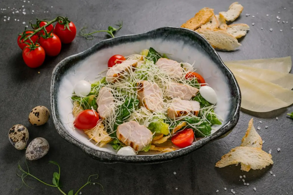 ЦЕЗАРЬ С КУРИЦЕЙ