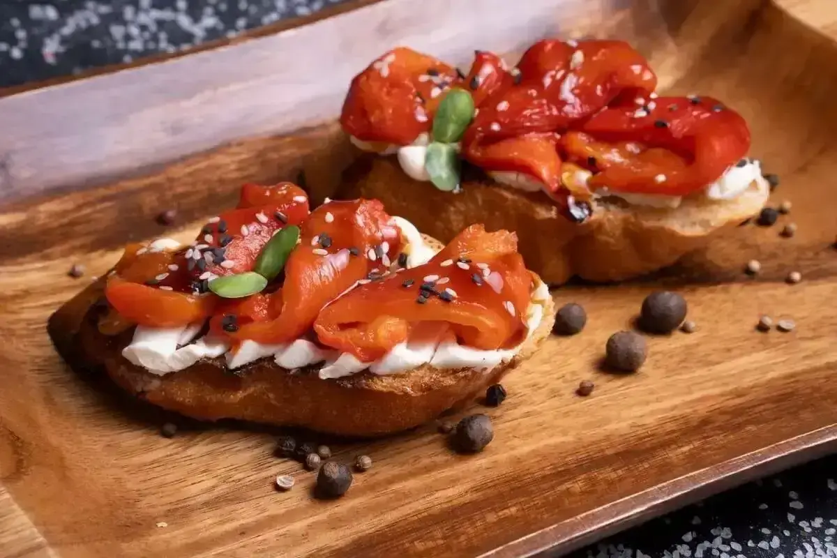 Брускетты с печеным перцем, творожным сыром и кунжутом 2 шт.