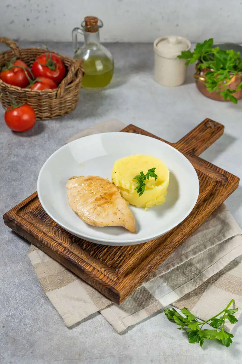 Куриная грудка на гриле с картофельным пюре 