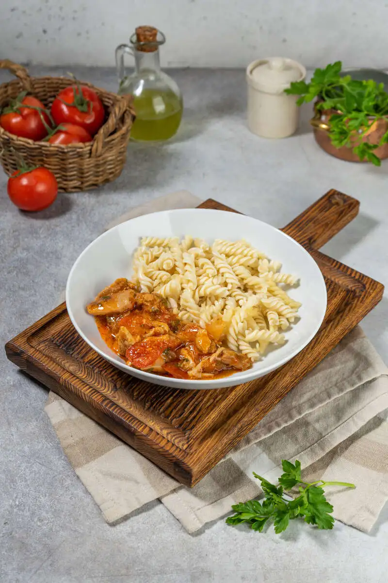 Чахохбили из курицы с отварными макаронами
