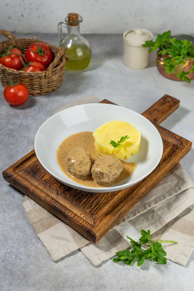 Фрикадельки в соусе с картофельное пюре