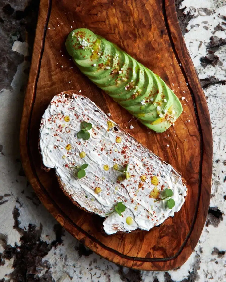 Хлеб из био муки / cream cheese / авокадо