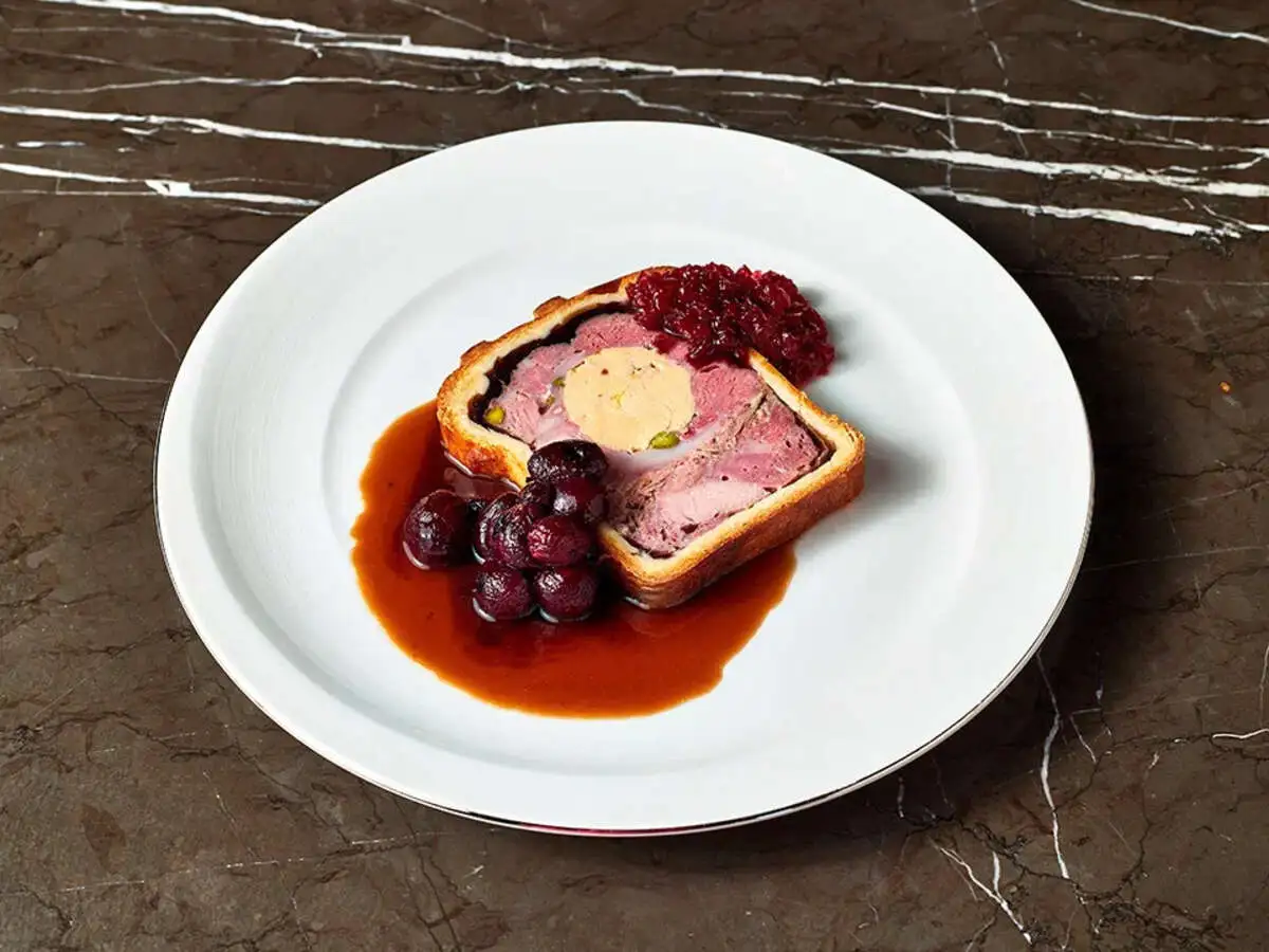 Пирог Pate en croute / фуа-гра / печеный виноград / вареньем из лука