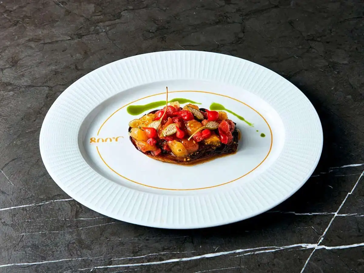 Тартар из томатов на печеном баклажане / каперсы / перцы черри чили / соус spicy