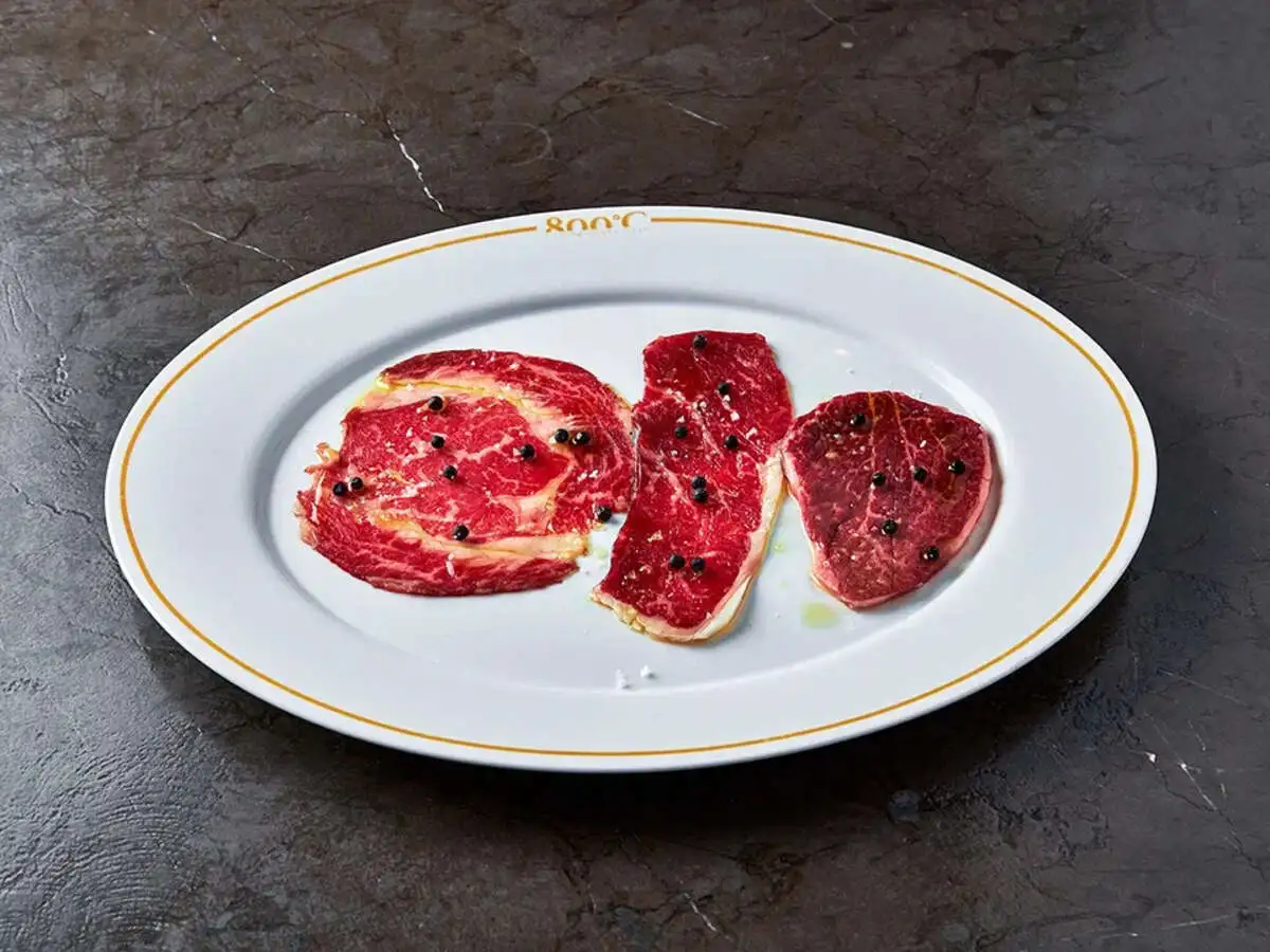 Три текстуры: рибай Россия / стриплойн Россия Dry Age / вырезка Wagyu / перец Кампотский