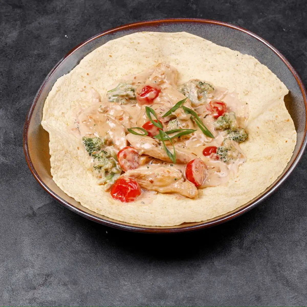 Куриное филе с овощами в слив соусе