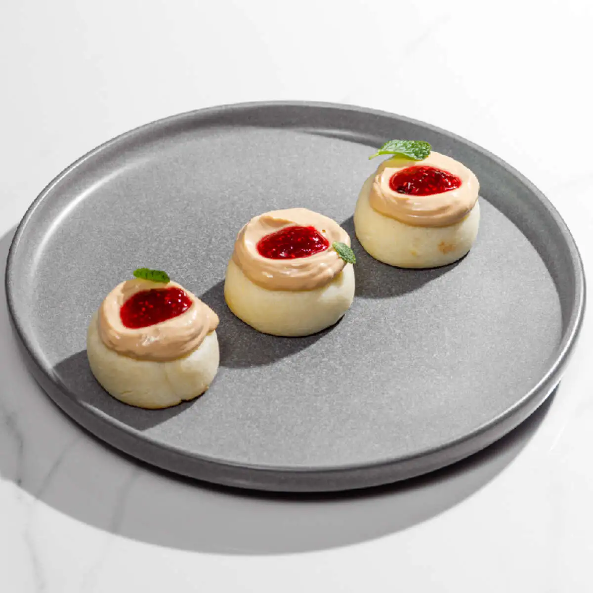 Сырники с малиной и вареной сгущенкой