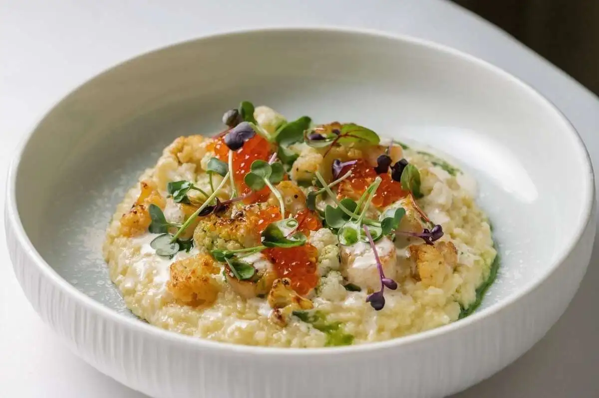 Кус кус с камчатскими гребешками и красной и икрой