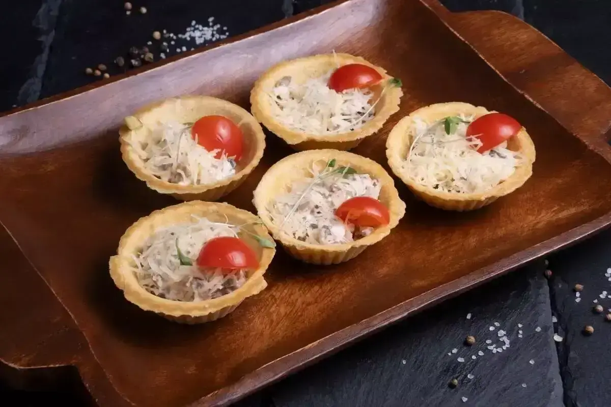 Тарталетки с грибами, куриной грудкой горячего копчения и сыром 5 шт. 