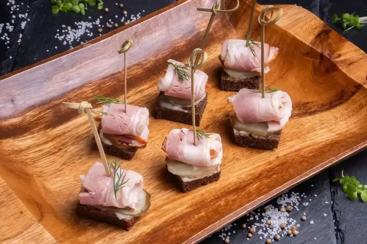 Канапе на бородинском хлебе с беконом и бочковыми огурчиками 6 шт.