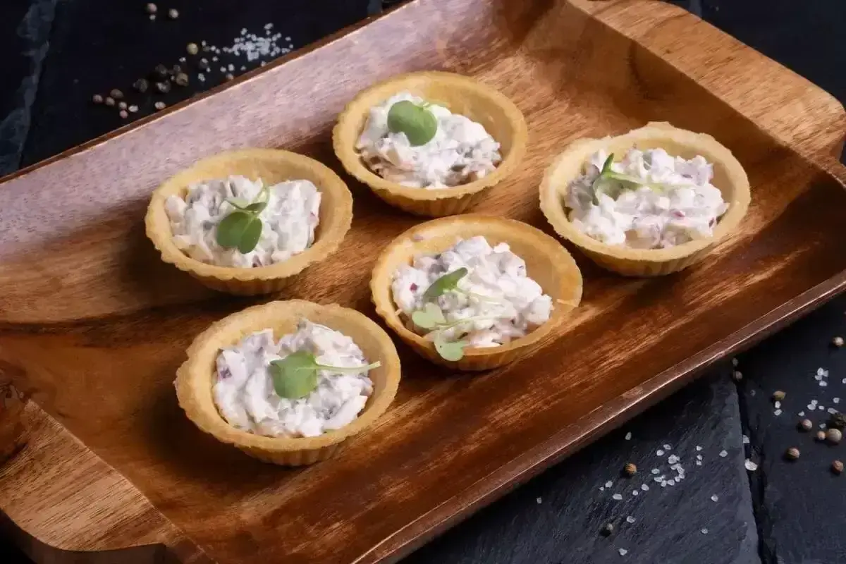 Тарталеки с копченой куриной грудкой и бочковыми огурчиками 5 шт.