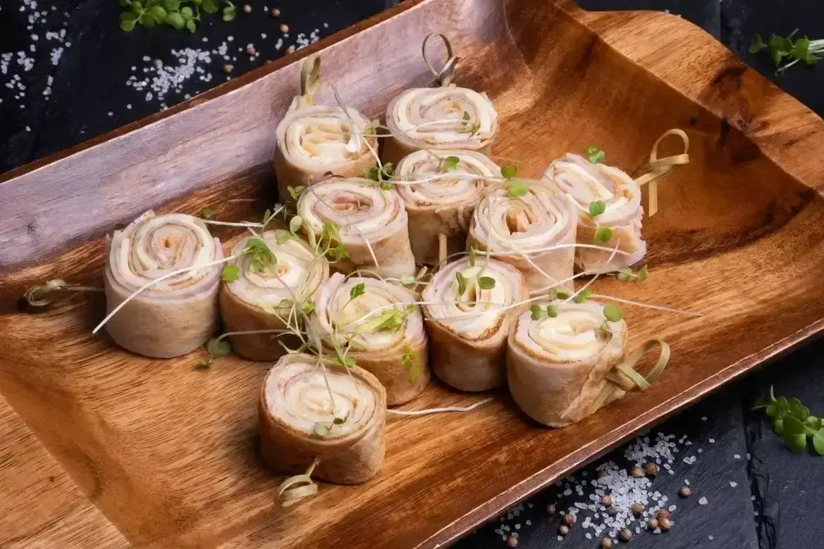 Рулетики из блинчиков с куриной ветчиной и сыром 400 гр. (16 рулетиков)