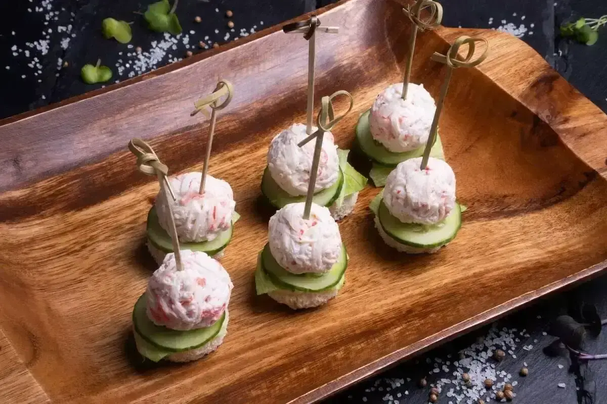 Канапе со снежным крабом, творожным сыром и свежими огурцами 6 шт. 