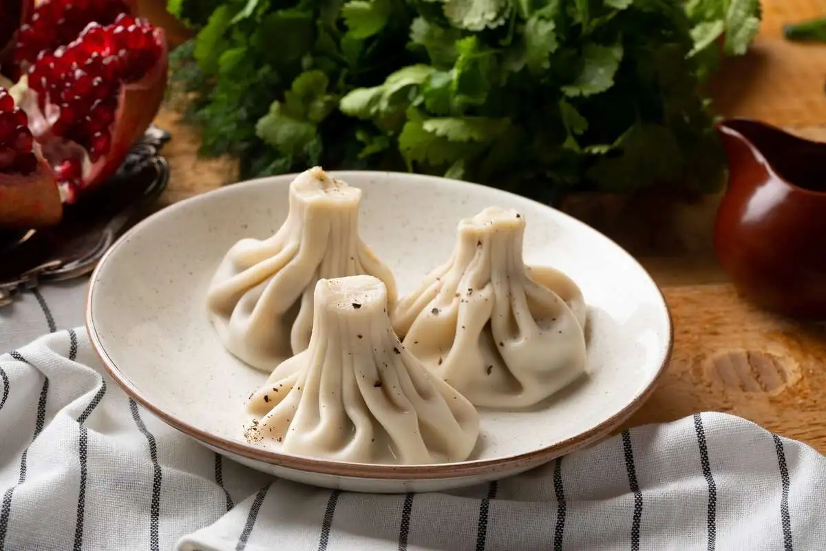 Хинкали с цыпленком,грибами и сыром (жареные) 3 штуки