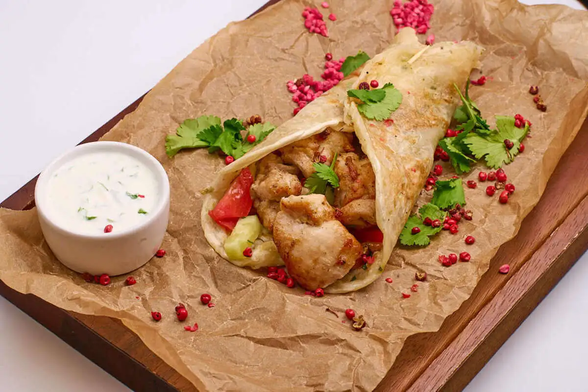 Сувлаки из куриного бедра с соусом дзадзыки