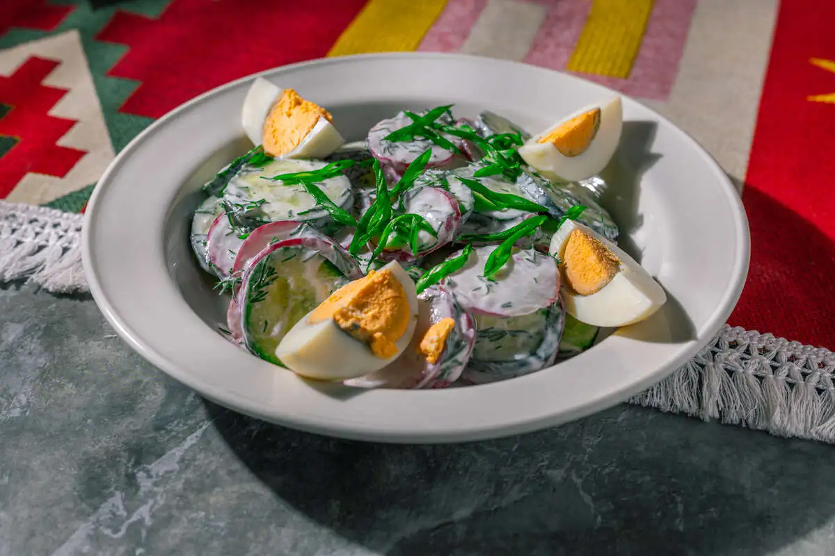 Зеленый летний салат со свежими овощами, зеленью, яйцом и мацони