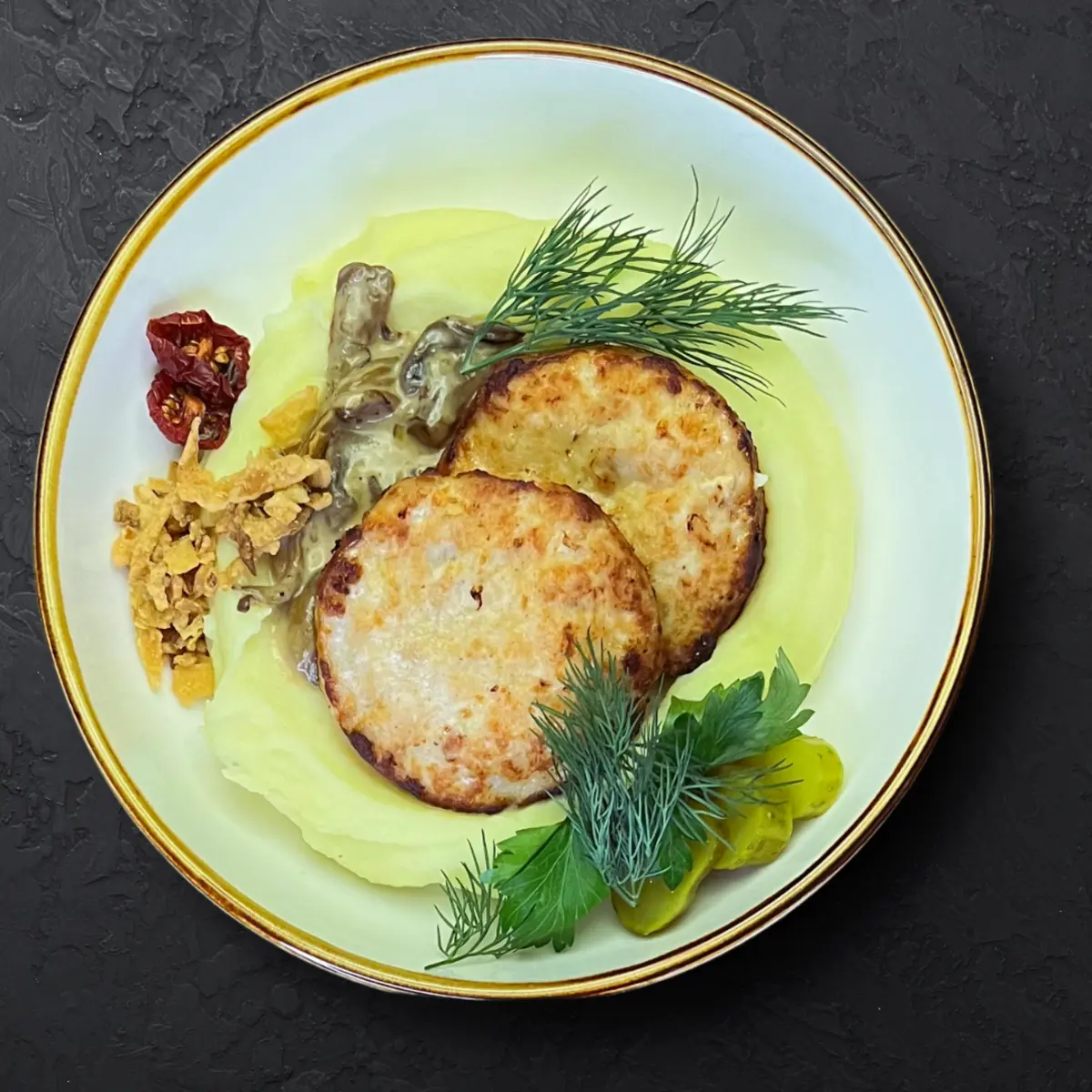 Котлета куриная с пюре и сливочно-грибным соусом
