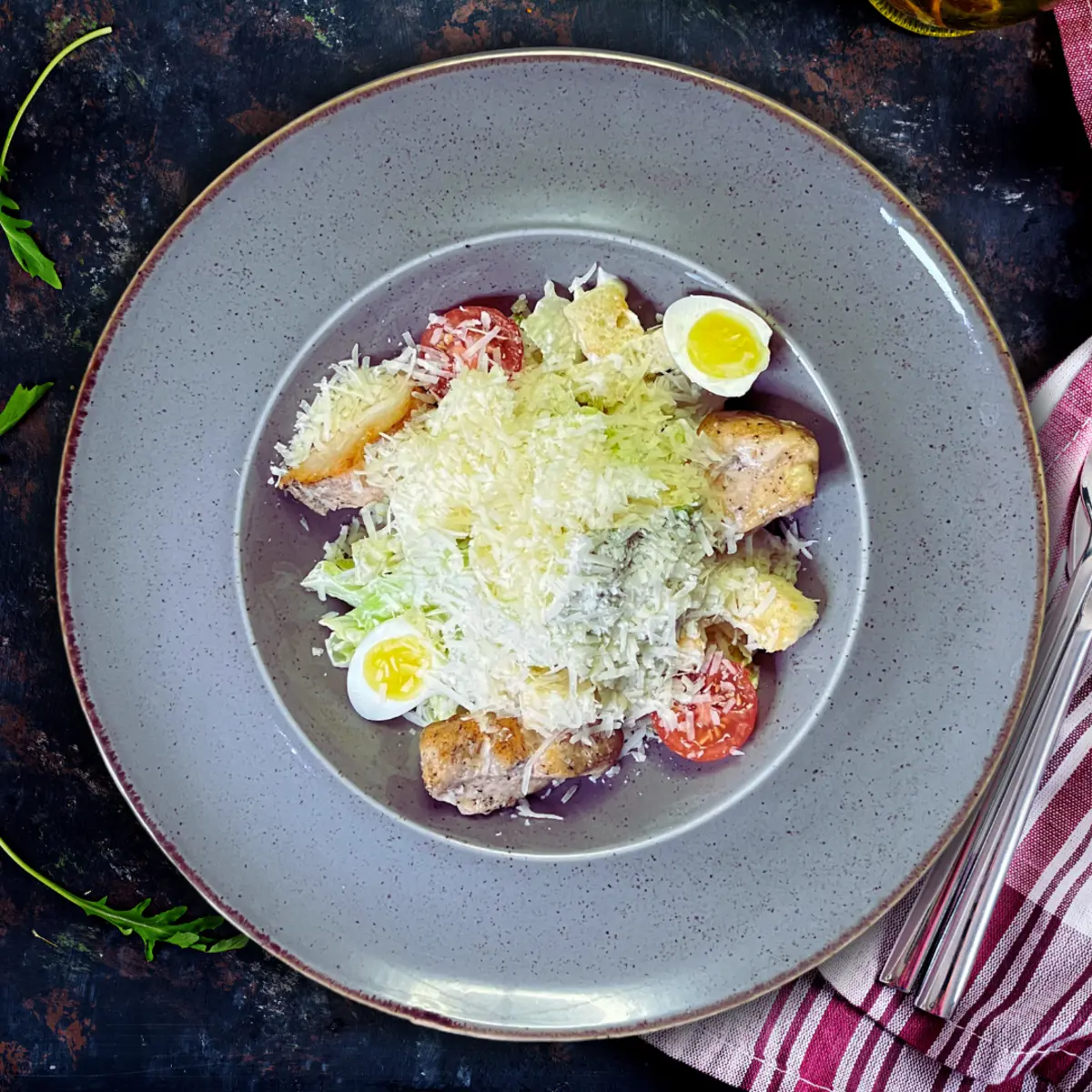 Салат Цезарь с курицей гриль