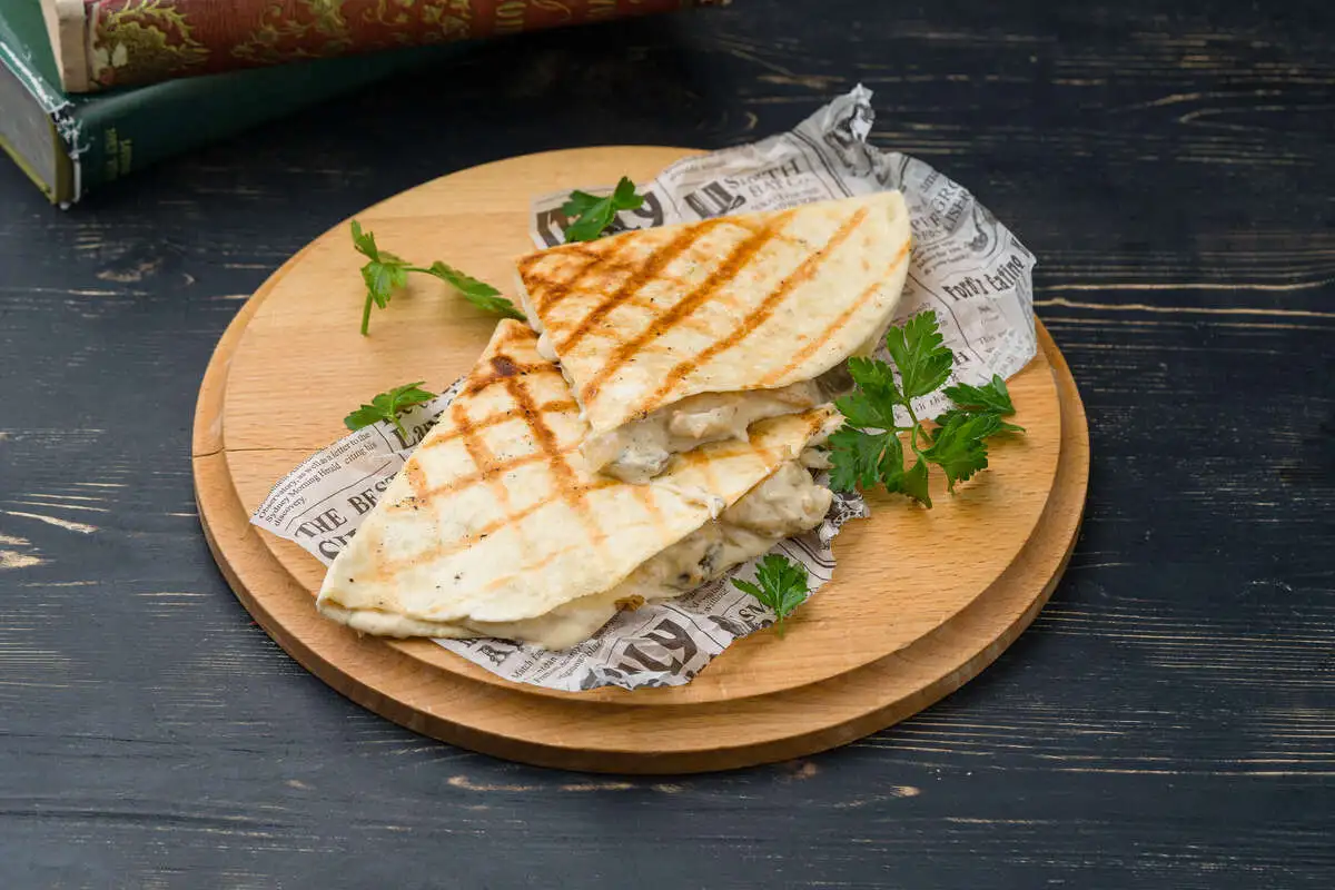 Кесадилия с куриным филе и сыром