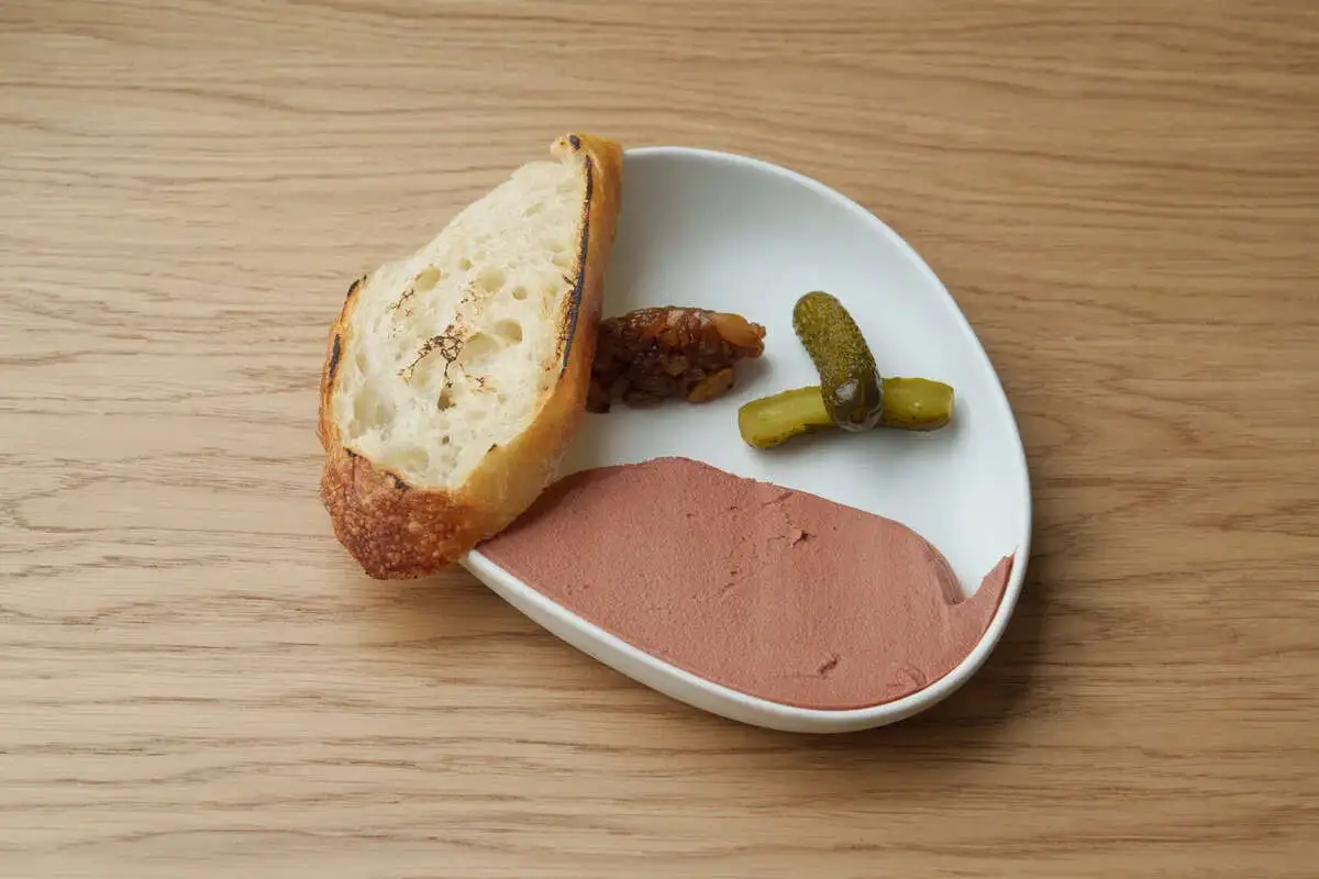 Паштет из индейки, чатни из яблока и изюма, бриошь