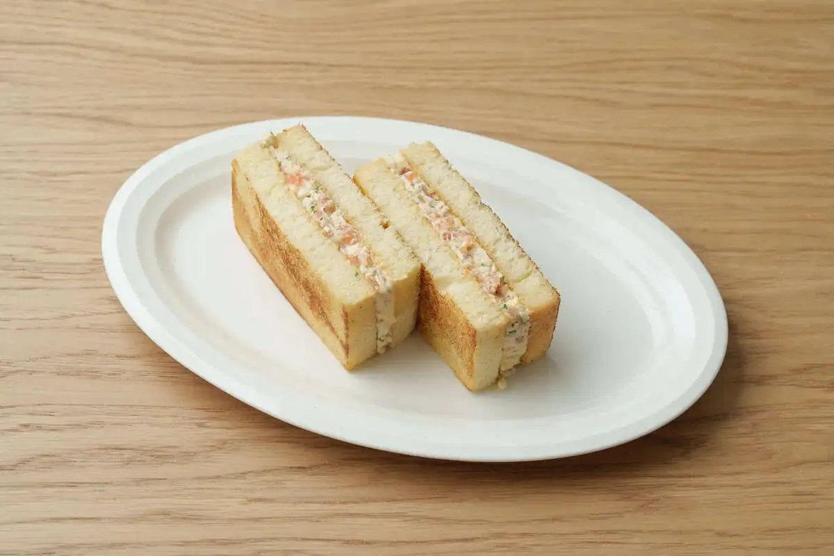 Сэндвич с риетом из лосося и яйцом