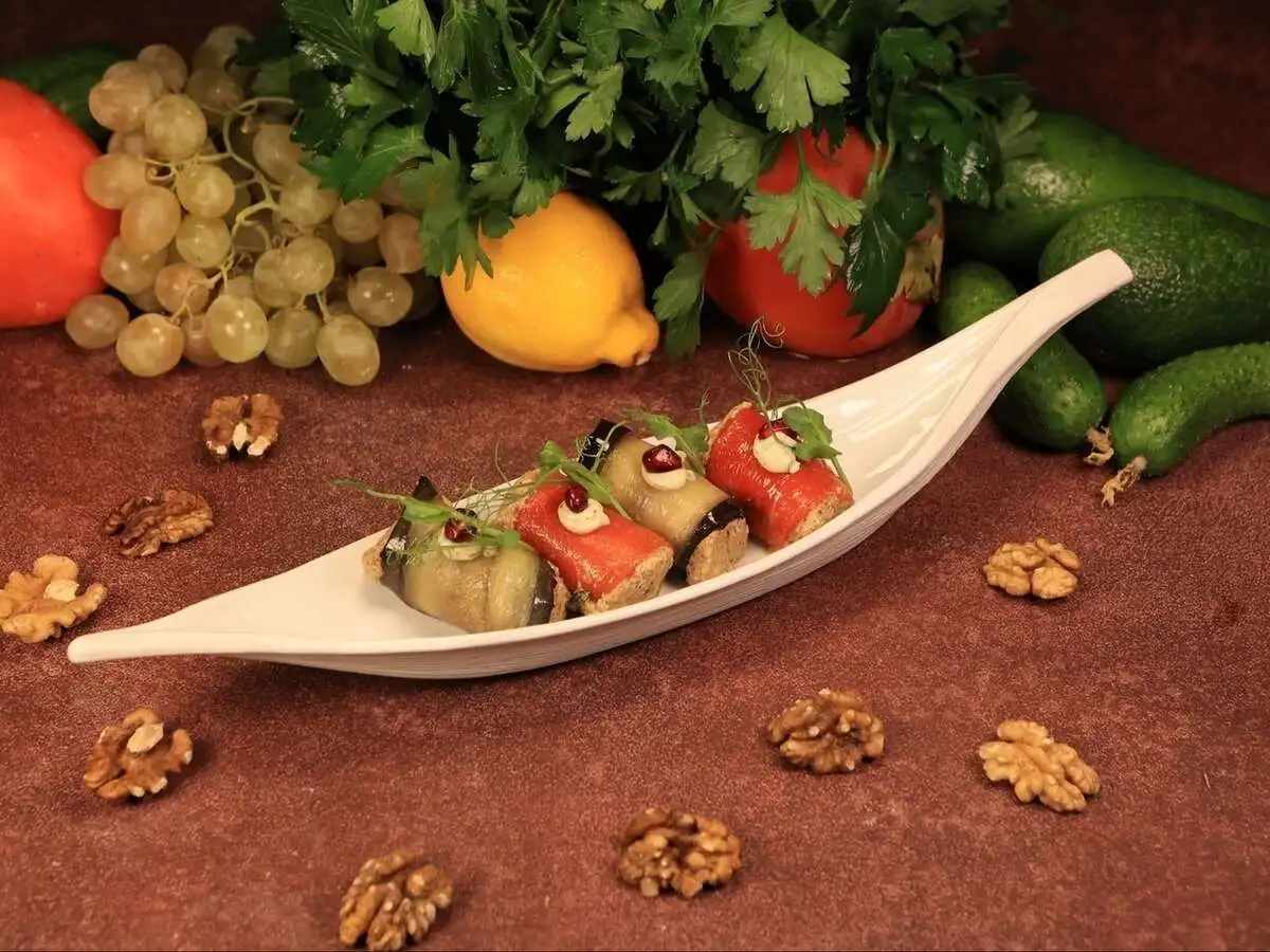 Рулетики из баклажана и сладкого перца с начинкой из грецкого ореха