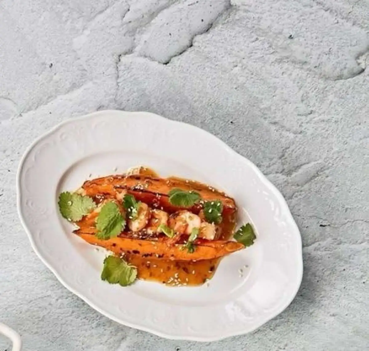 Креветки с бататом и кужнутно-медовым соусом 