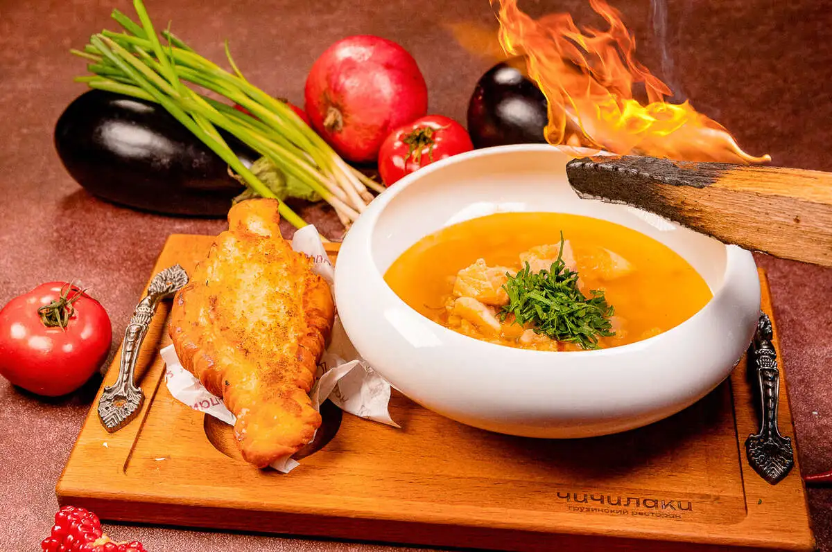 Рыбацкая уха с чесночными гренками