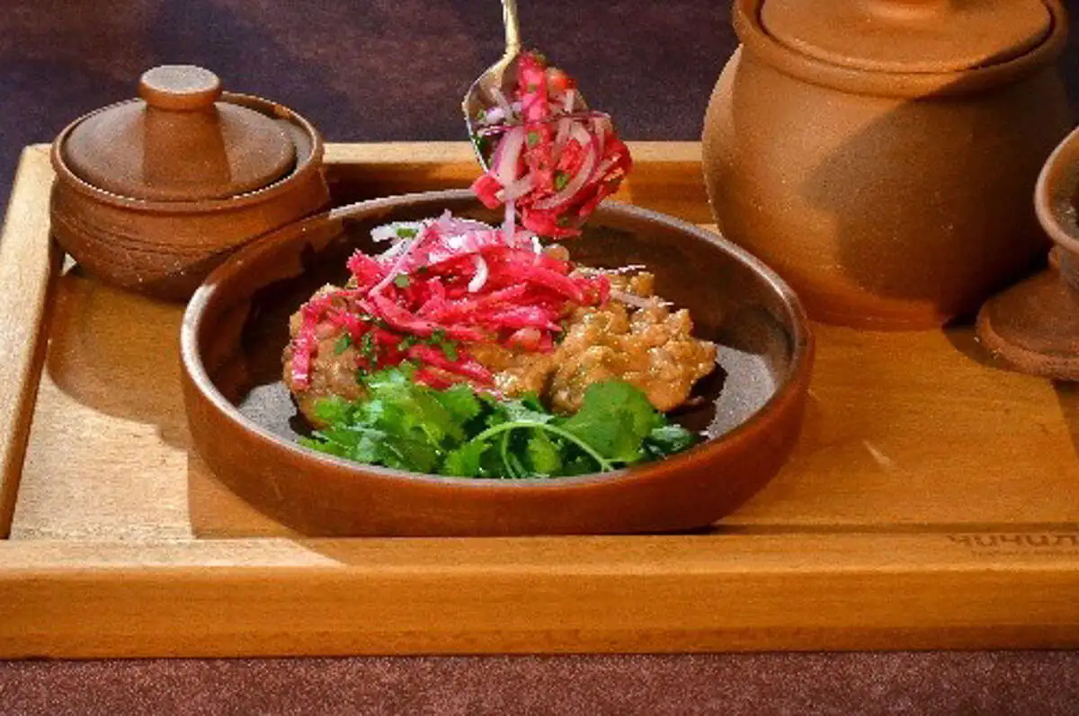 Горячее лобио из красной фасоли и гурийской капустой