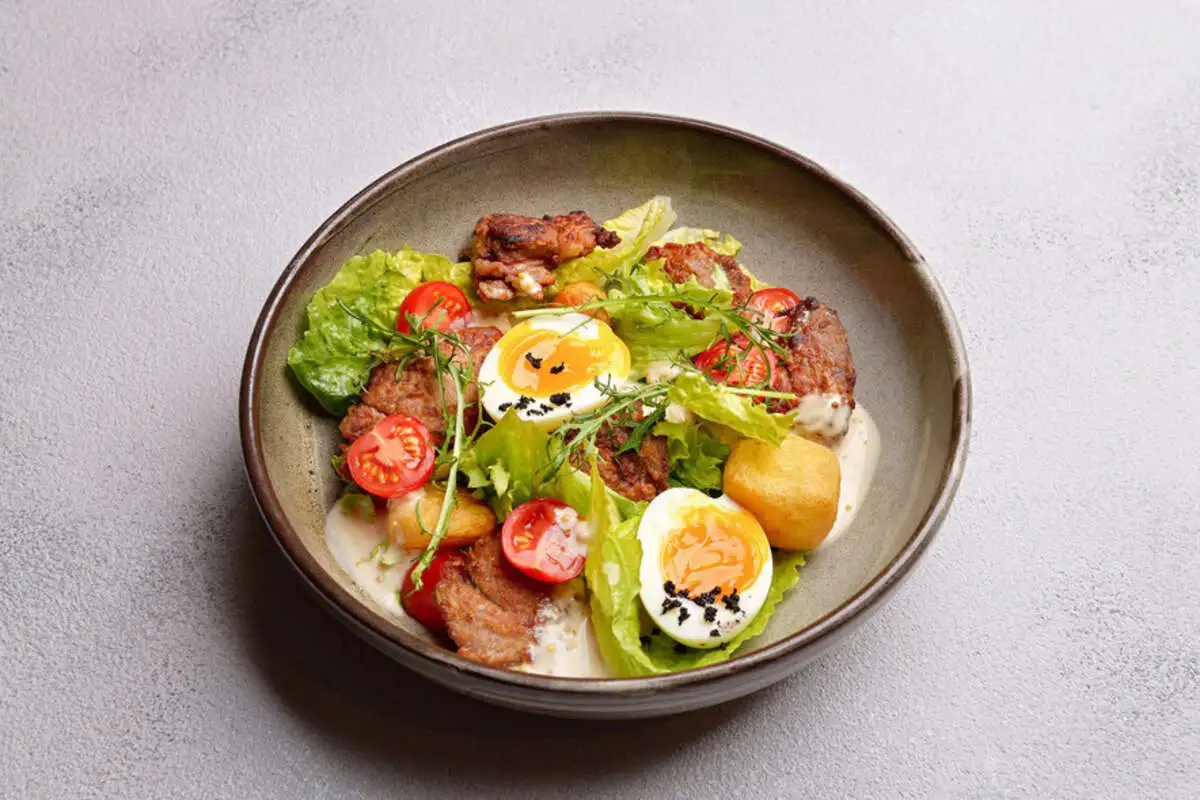 Теплый салат с куриной печенью