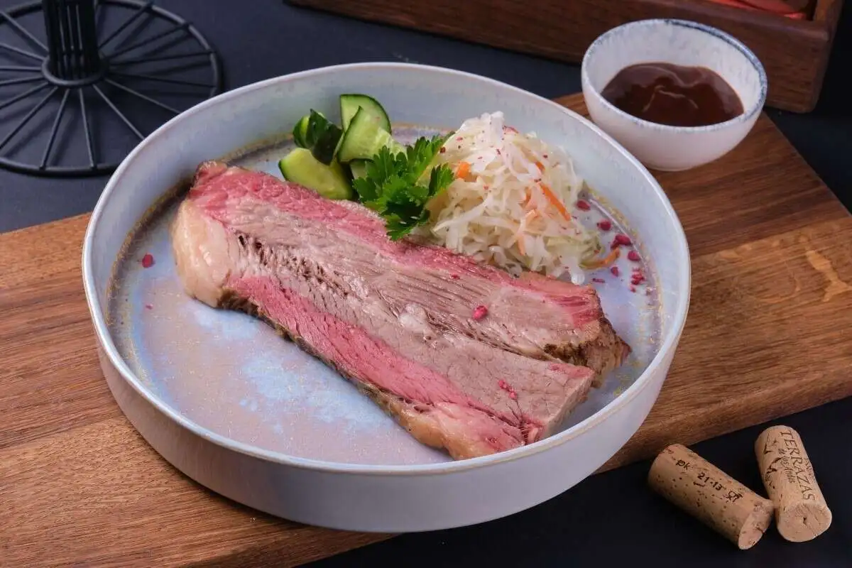 Брискет с малосольным огурцом и маринованной капустой 