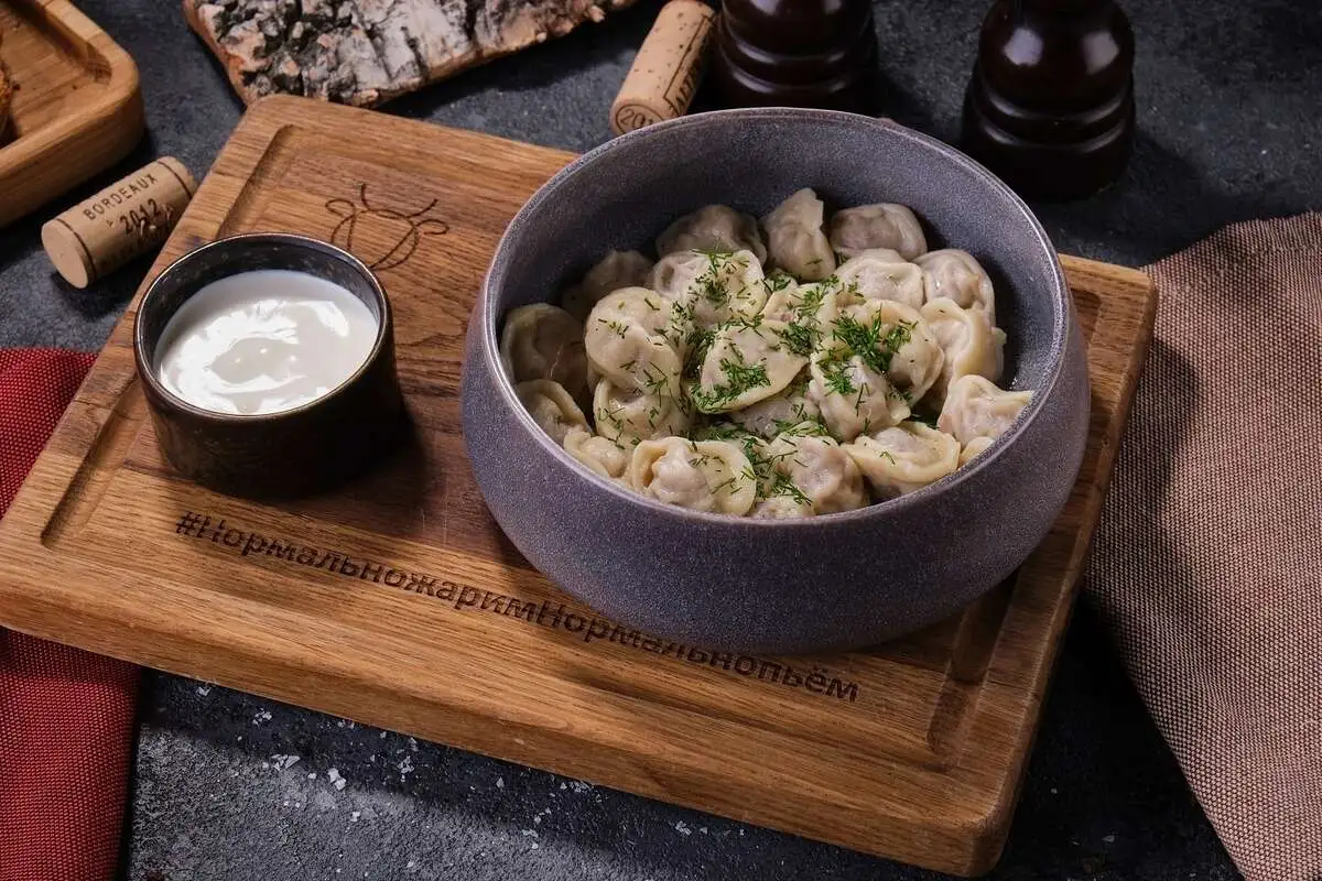 Пельмени мясные со сметаной