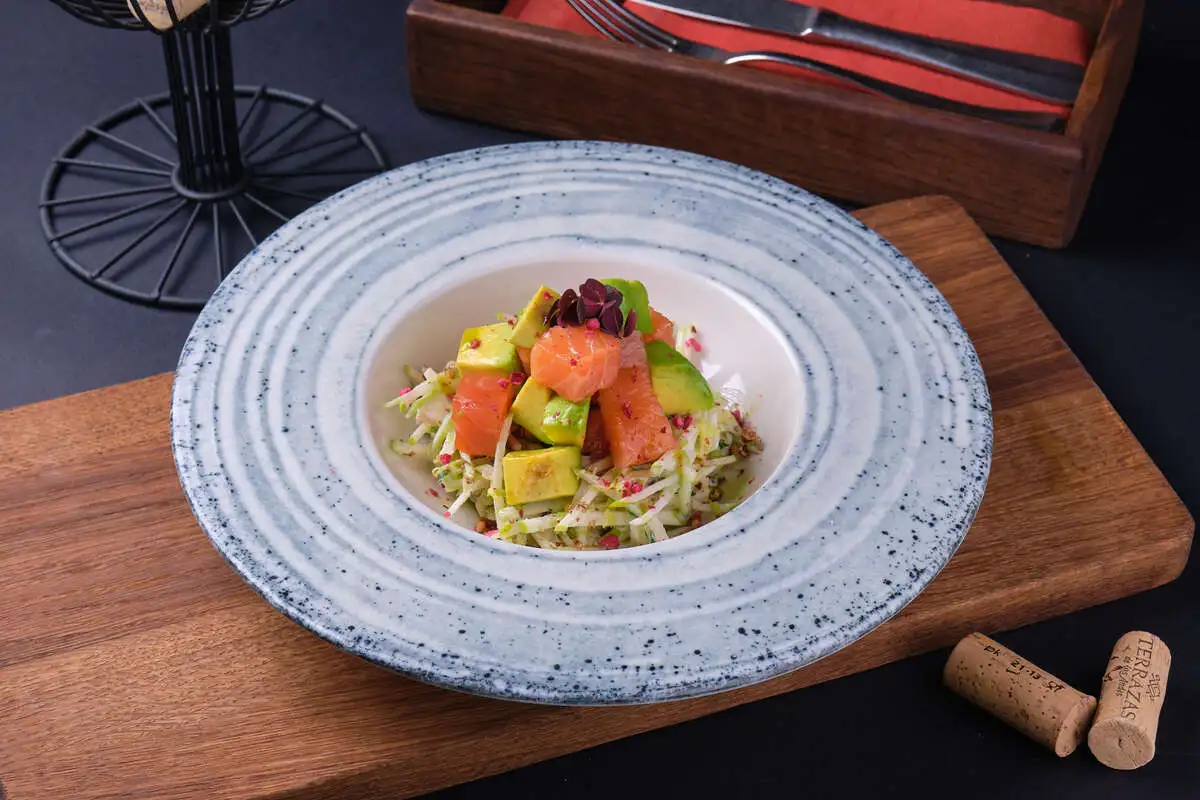 Пряный салат с малосольной семгой, авокадо и яблоками 