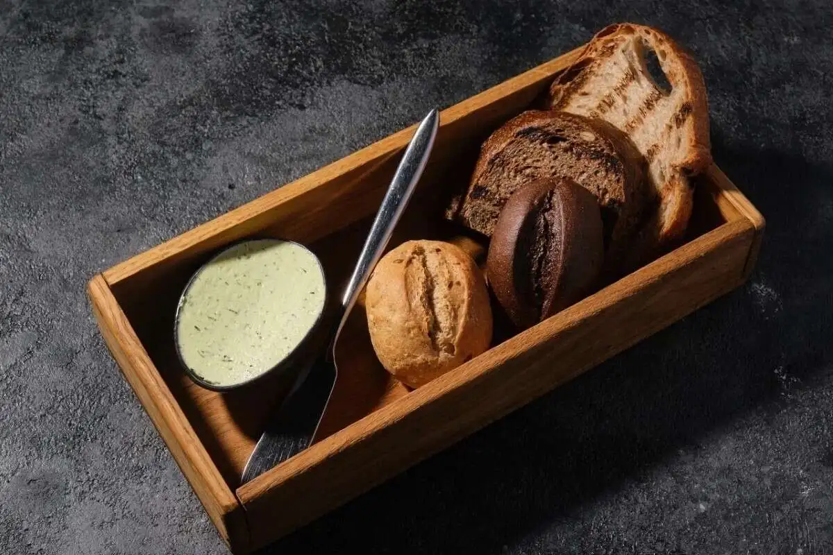 Хлебная корзинка с маслом 