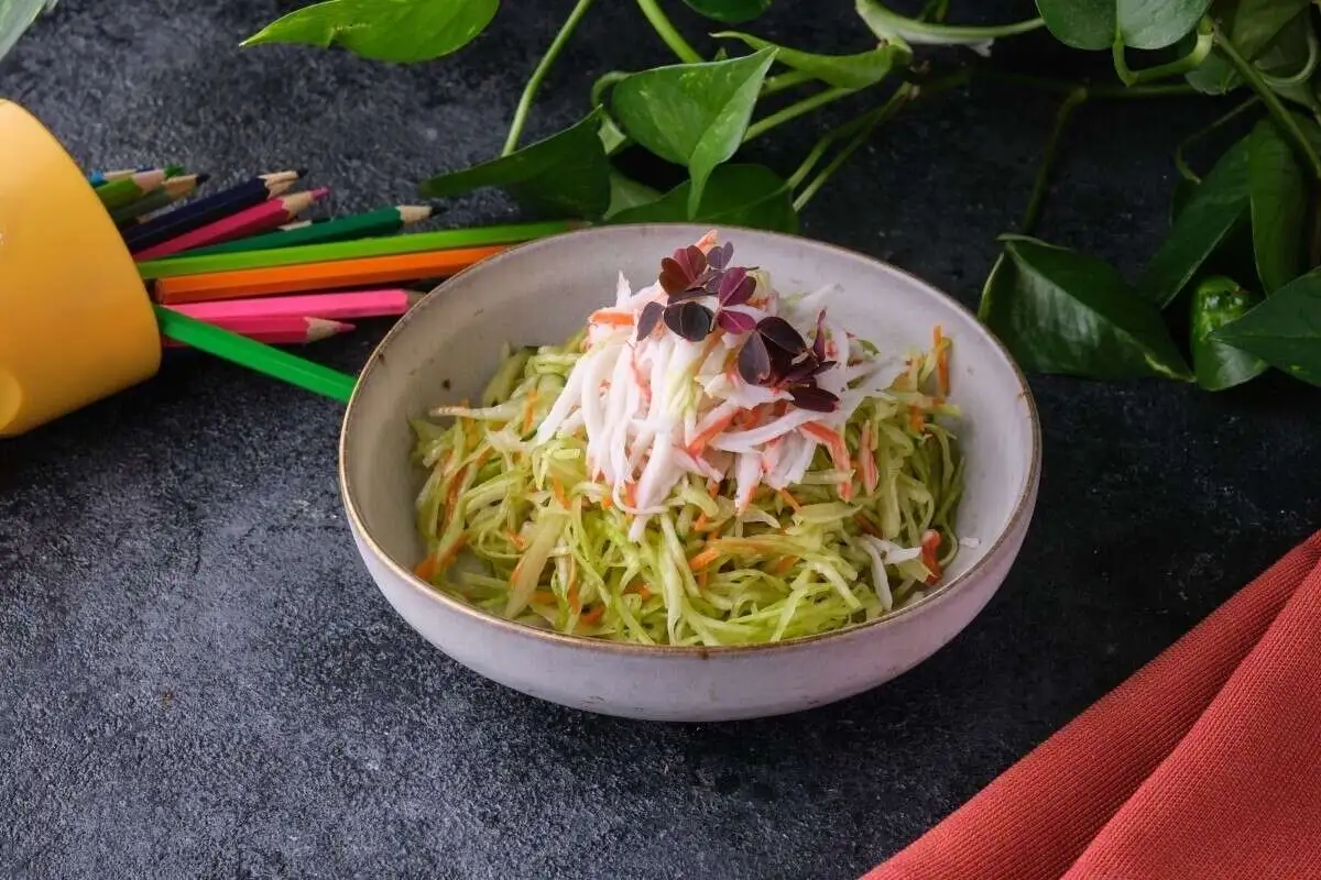 Овощной салат с крабовыми палочками 