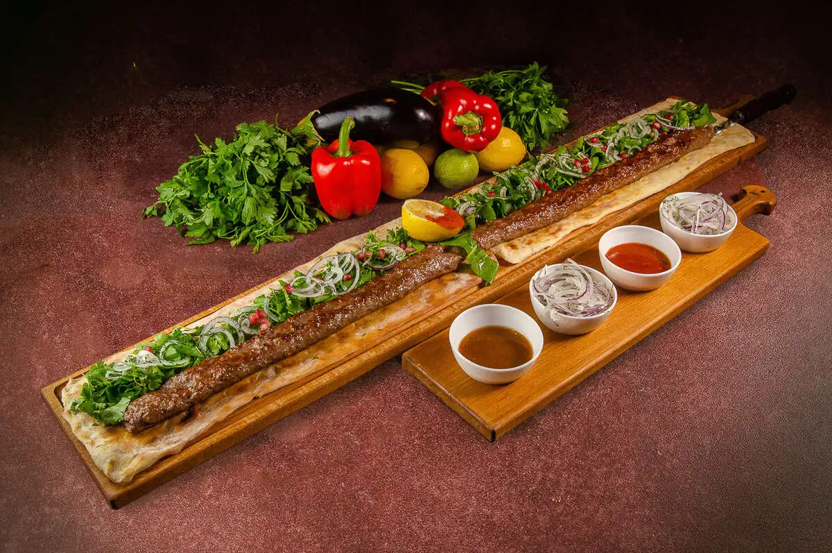 Гранд люля-кебаб из баранины с овощами и кетчупом из ткемали 