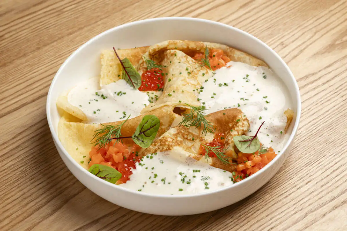 Блины с лососем, икрой и муссом пармезан