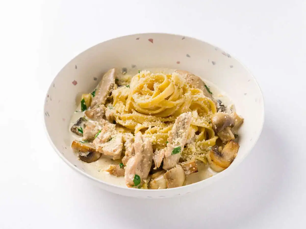 Фетучини с цыпленком и шампиньонами