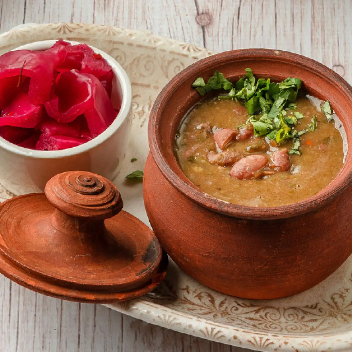 Лобио в горшочке с гурийской капустой