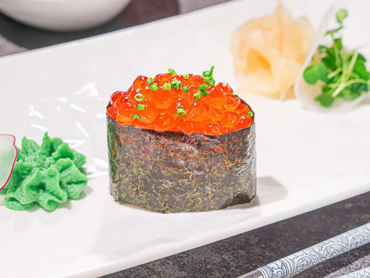 ГУНКАН С КРАСНОЙ ИКРОЙ